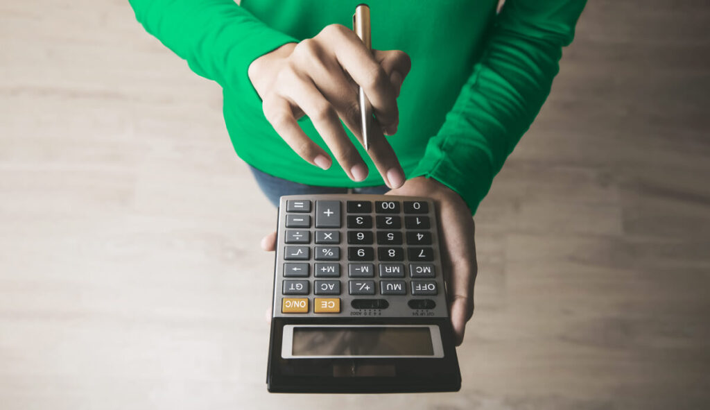 Pessoa calculando dividas | QuiteJá